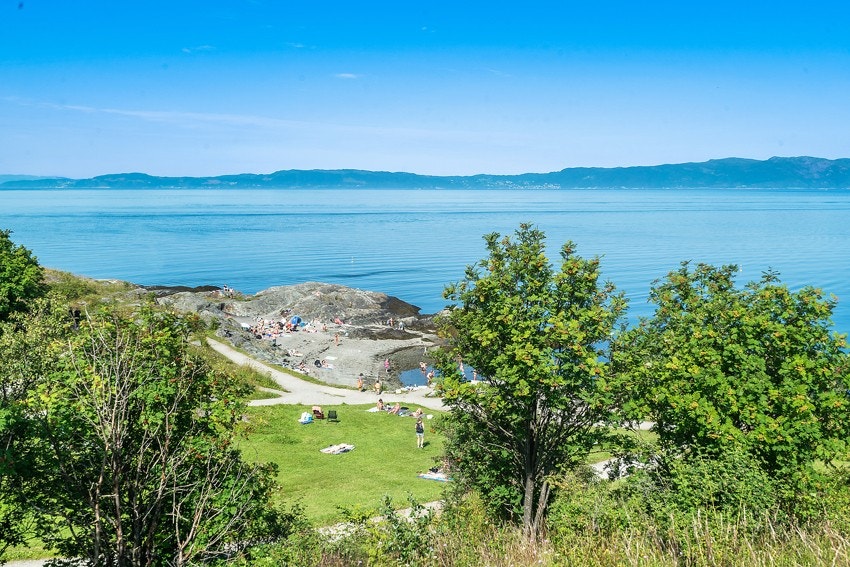 Korsvika er en populær badeplass ved Ladestien på Ladehalvøya. Galleribilde