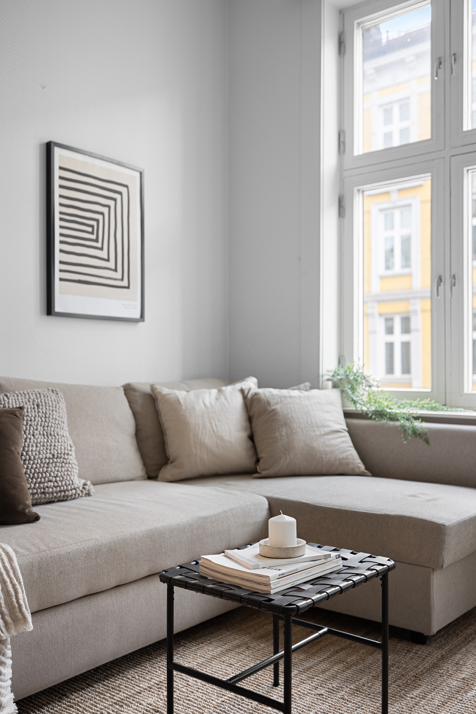 Store vindusflater som slipper til rikelig med naturlig lys. Galleribilde