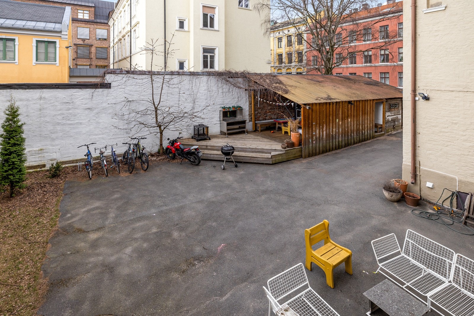 Trivelig, felles bakgård med sittegrupper, beplanting og sykkelparkering. Galleribilde