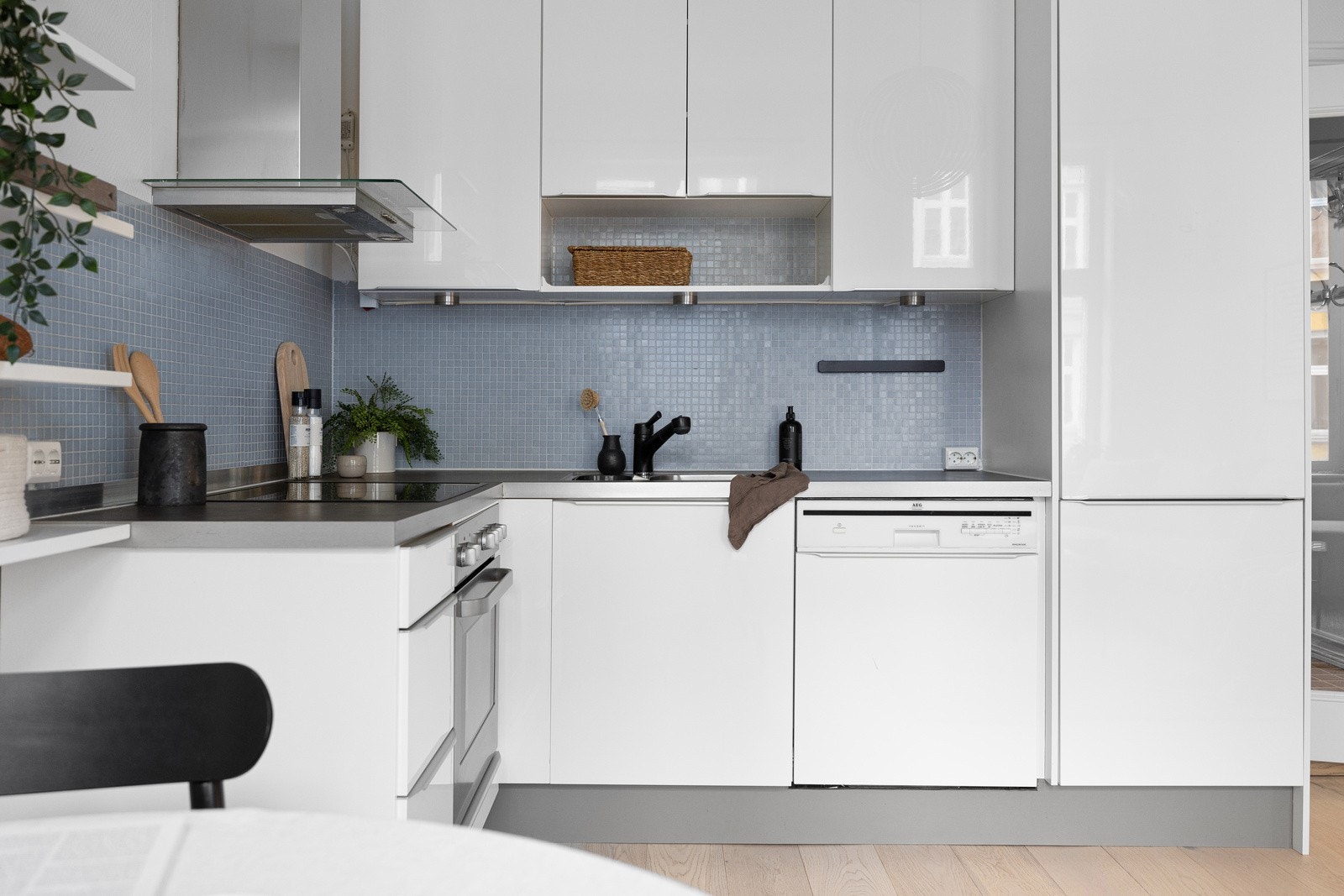 Lekkert og moderne kjøkken som består av hvite fronter og benkeplate i laminat. Rikelig med skap- og benkeplass. Galleribilde