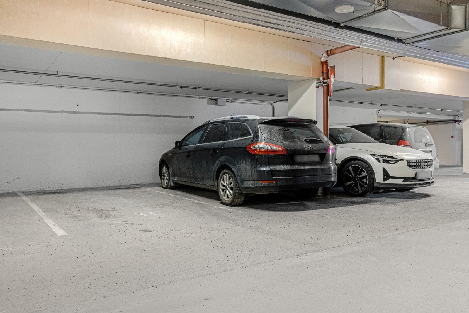 Leiligheten disponerer en garasjeplass i felles lukket anlegg. Borettslaget har lagt opp infrastruktur som muliggjør etablering av ladepunkt for elbil. Galleribilde