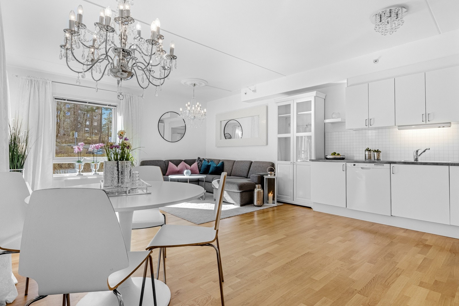 Kjøkkenet ligger i åpen løsning med stuen og har L-formet innredning i tidløst design. Galleribilde
