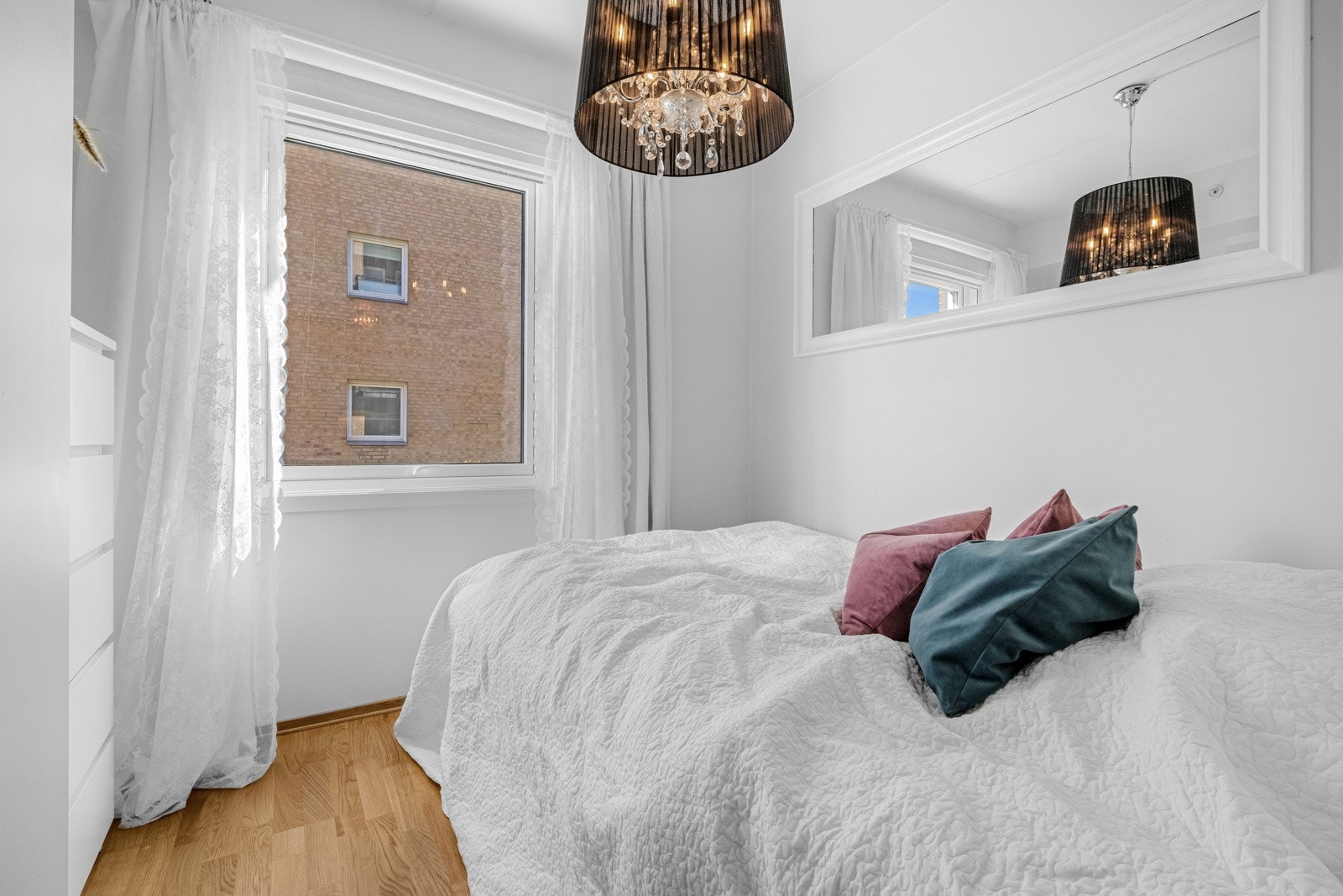 Det minste soverommet passer fint som barnerom, gjesterom eller kontor. Alt etter ønske og behov. Galleribilde