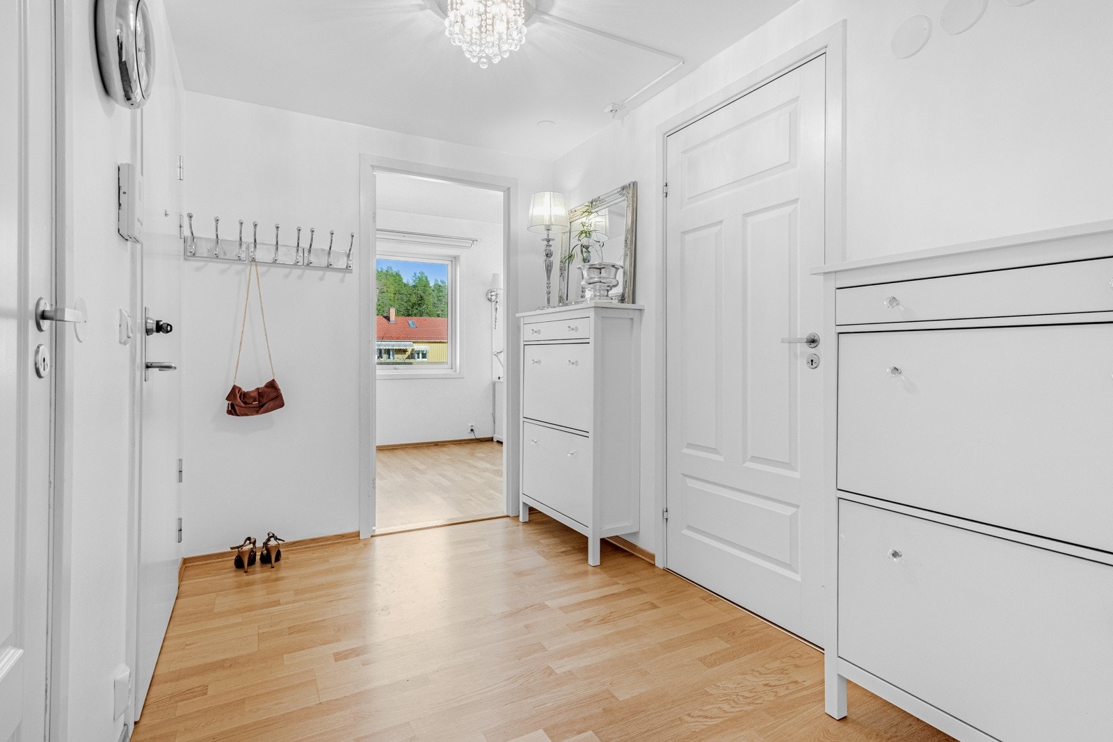 Leiligheten ligger med enkel adkomst i første etasje og har inngang til en lys, hyggelig entré. Galleribilde