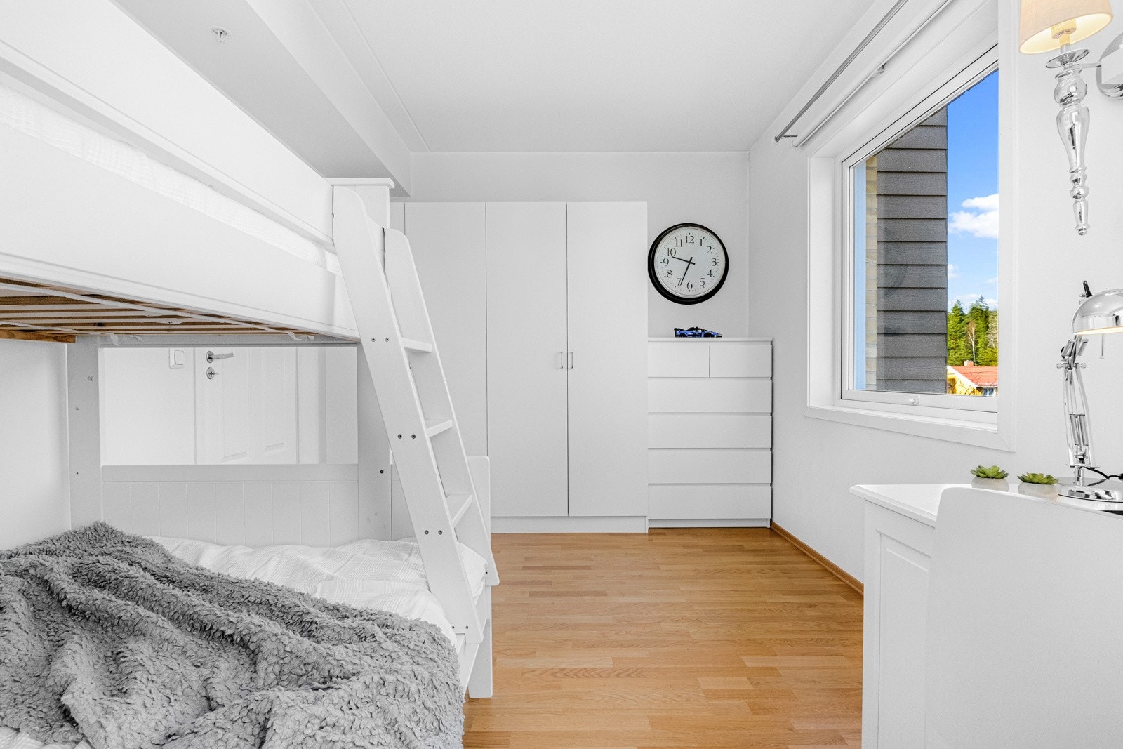 Begge soverommene er utstyrt med hvite garderobeskap med glatte fronter. Galleribilde