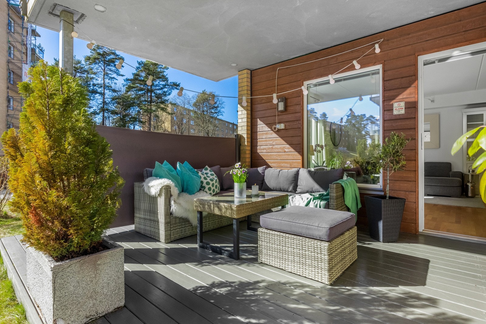 Terrassen har malt terrassebord på dekket, samt både belysning og stikkontakt montert på vegg. Galleribilde