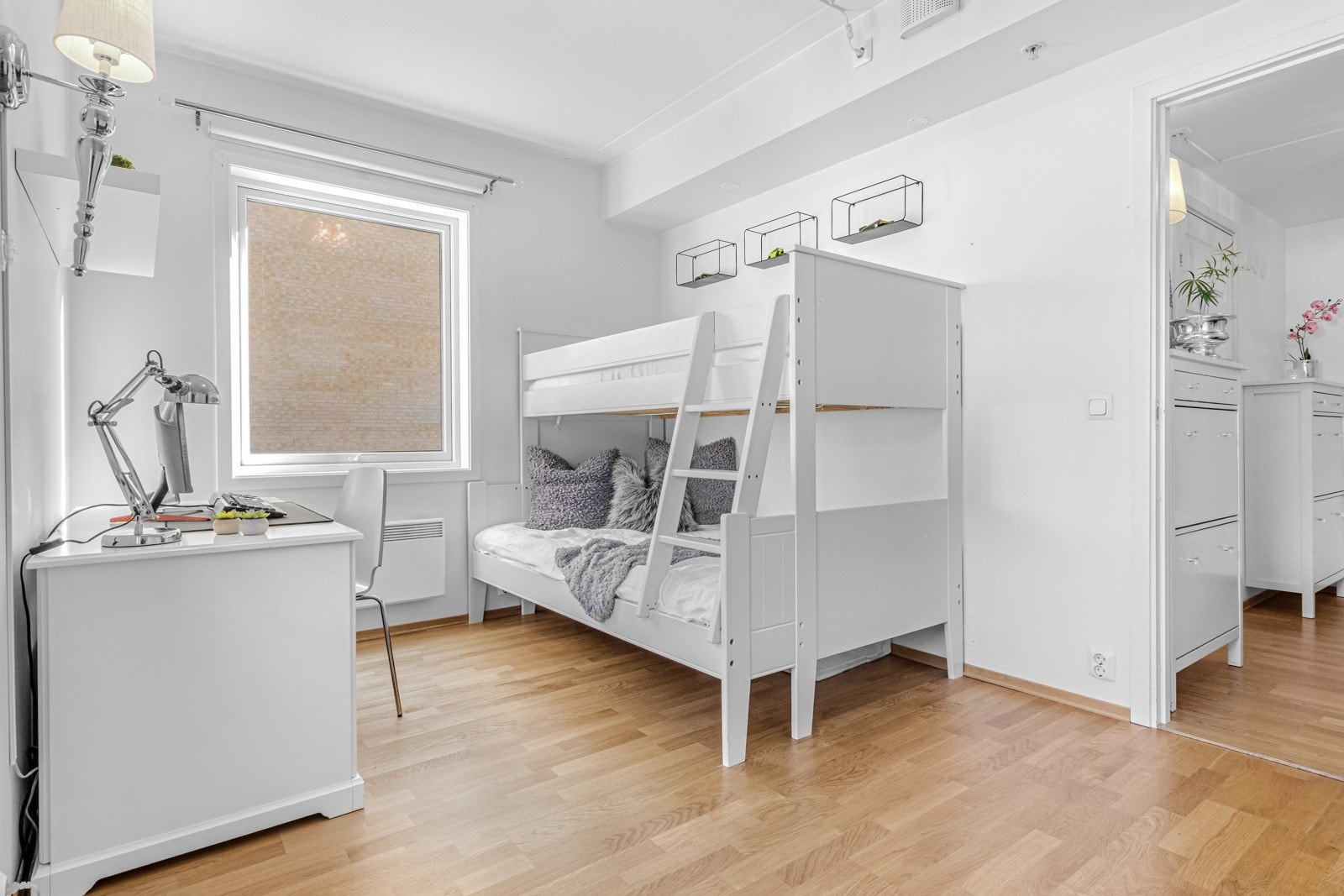 Leiligheten har to pene soverom som er holdt i samme stil som øvrige rom med trestavs eikeparkett og lyse, glatte vegger. Galleribilde