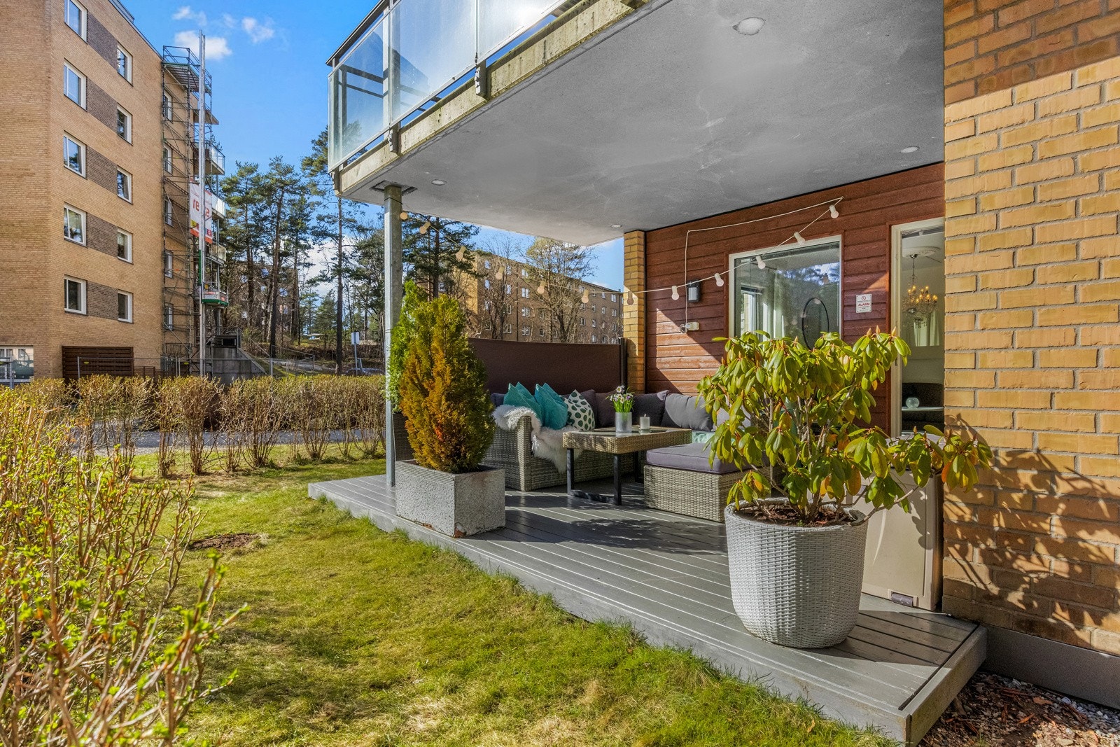 Leiligheten har familievennlig beliggenhet med kort vei til både barnehage, skoler, kollektivtilbud, nærbutikk og kjøpesenter. Galleribilde