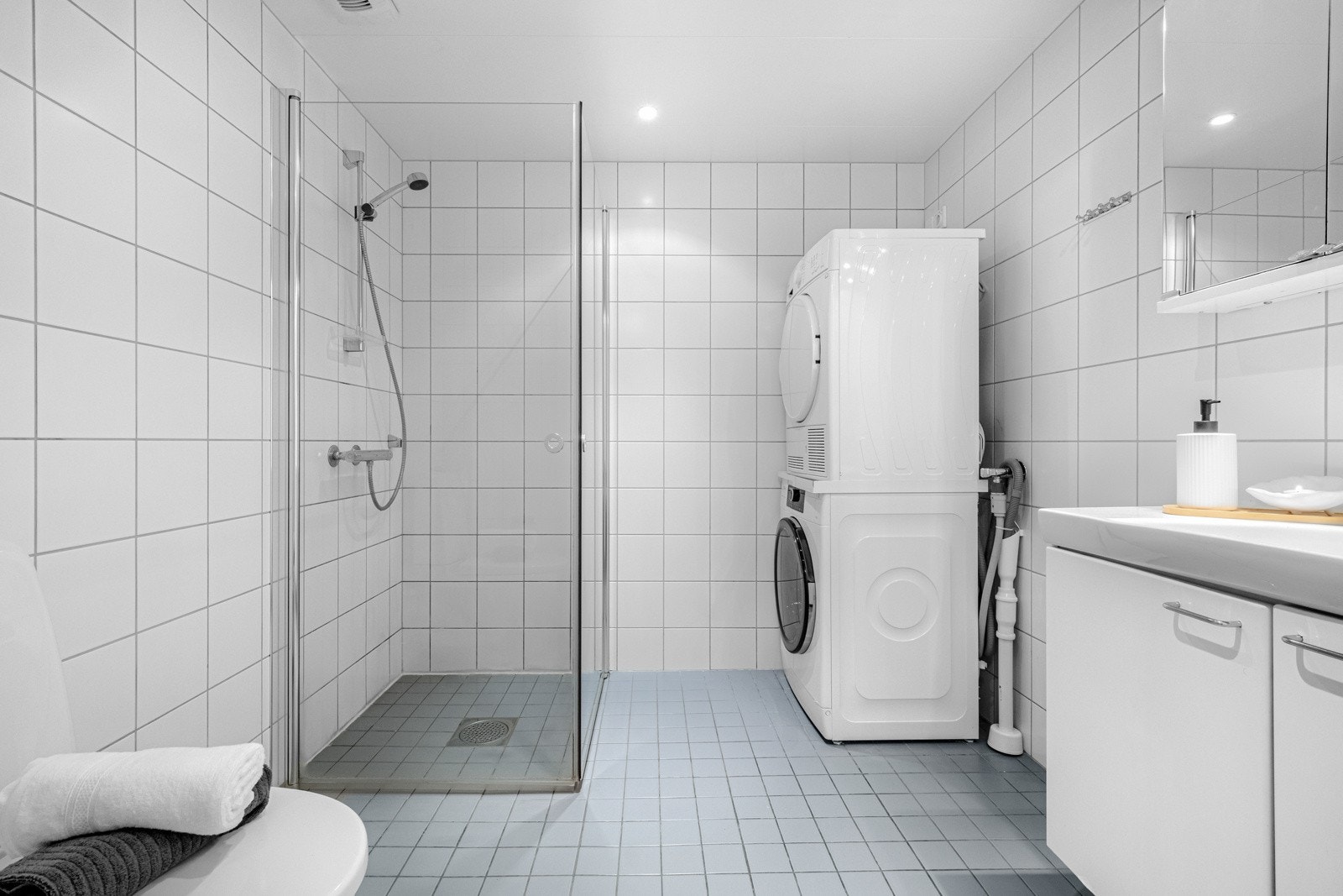 Badet har flislagte overflater, gulvvarme og downlights. Galleribilde