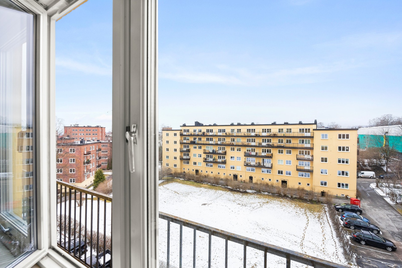 - Toppleilighet med luftig utsyn og lite innsyn. Vestvendt leiligheten med svært gode sol- og lysforhold. - Galleribilde