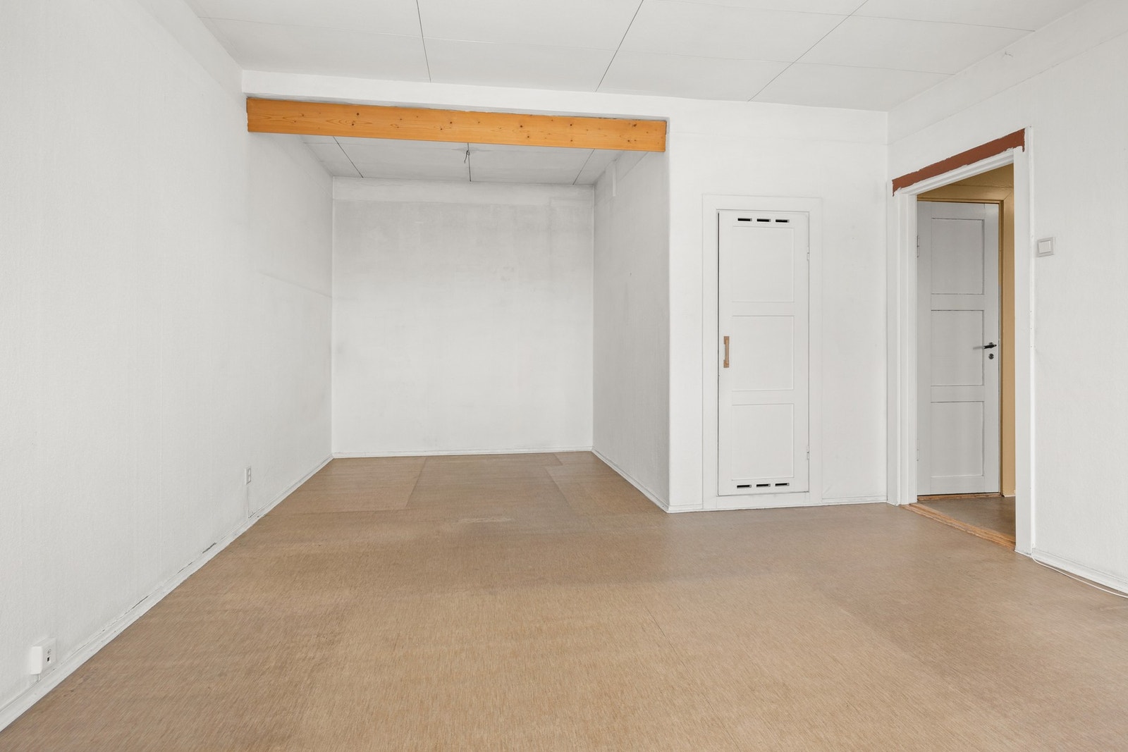 - Stue. Flere tilsvarende leiligheter har flyttet kjøkken til stuen for og etablere et eget soverom. - Galleribilde