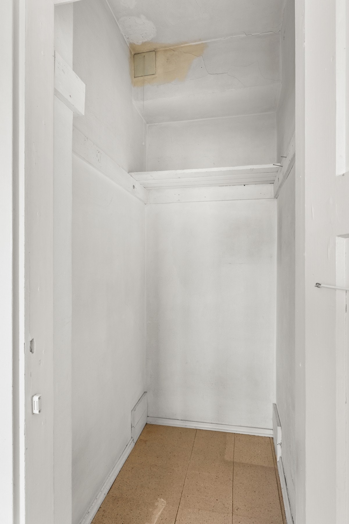 - Innvendig bod, vegg i vegg med baderom. - Galleribilde