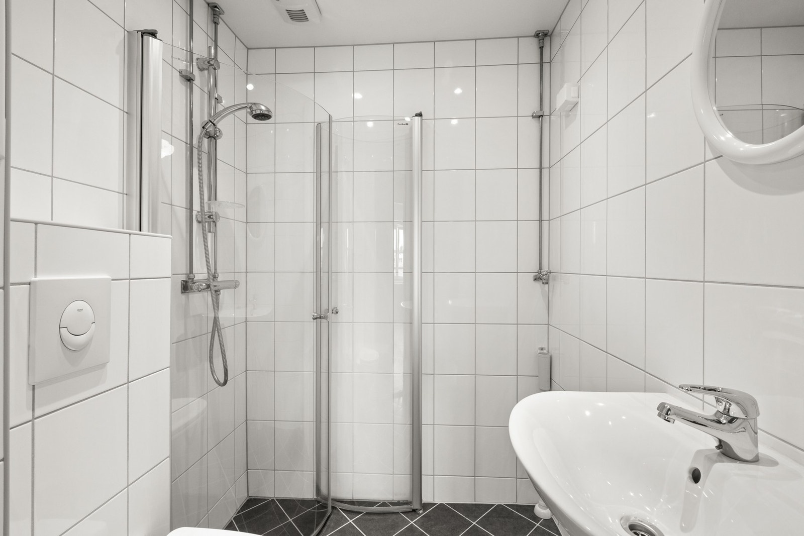 - Baderom fra 2015, rehabilitering i regi av borettslaget. (inkl. vann- og avløsprør). - Galleribilde