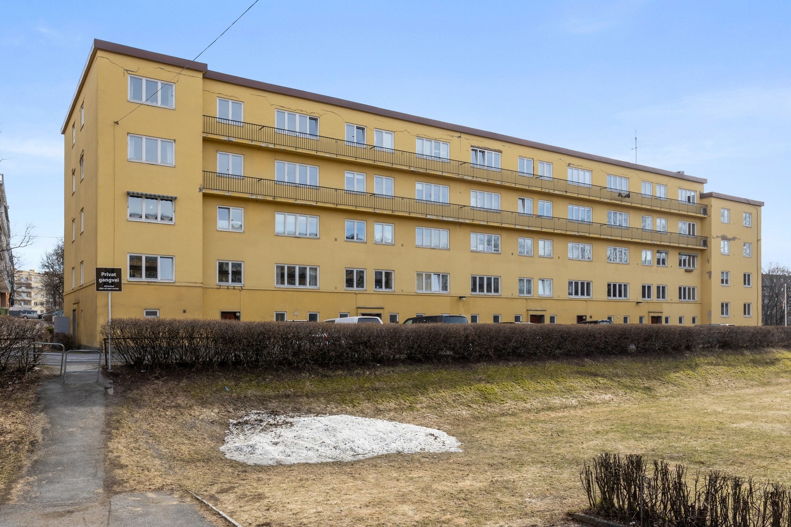 - Fasade. Leiligheten ligger i byggets 5.etasje. Brannbalkong utenfor leiligheten. Det er vedtatt full fasade- og balkongutbygging. Borettslaget utreder muligheten for balkong, som må godkjennes av plan- og bygg, samt Bymiljøetaten før bygging. - Galleribilde