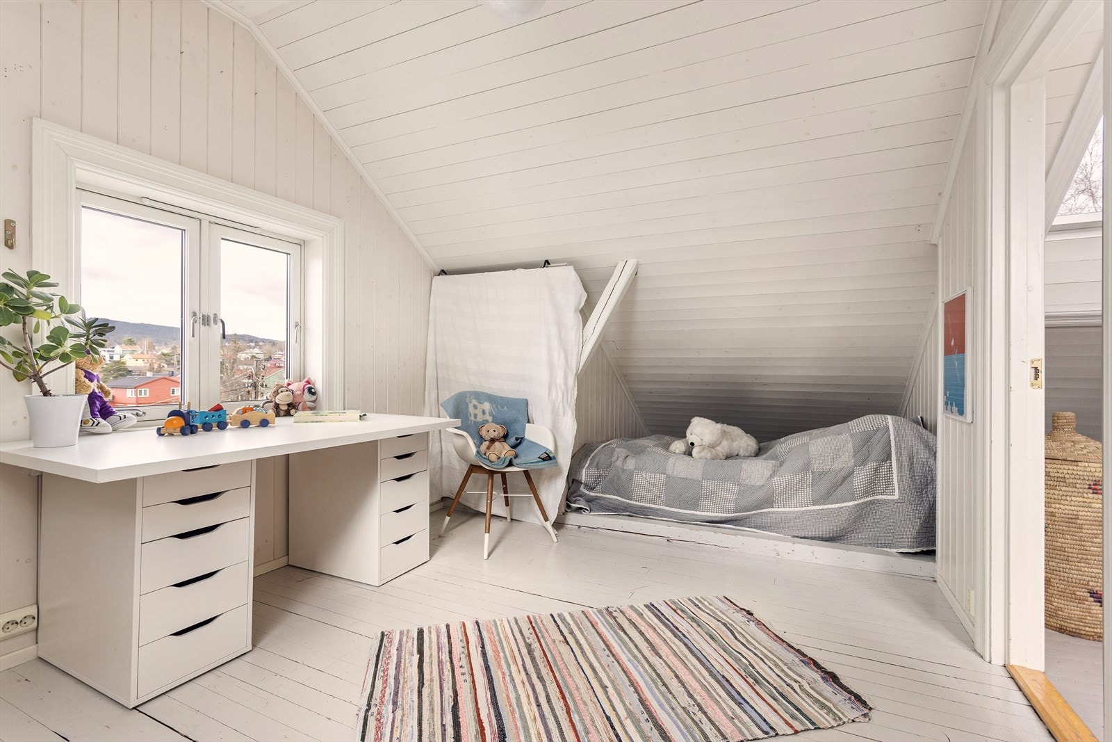 Rommet er perfekt både som soverom/kontor. Galleribilde