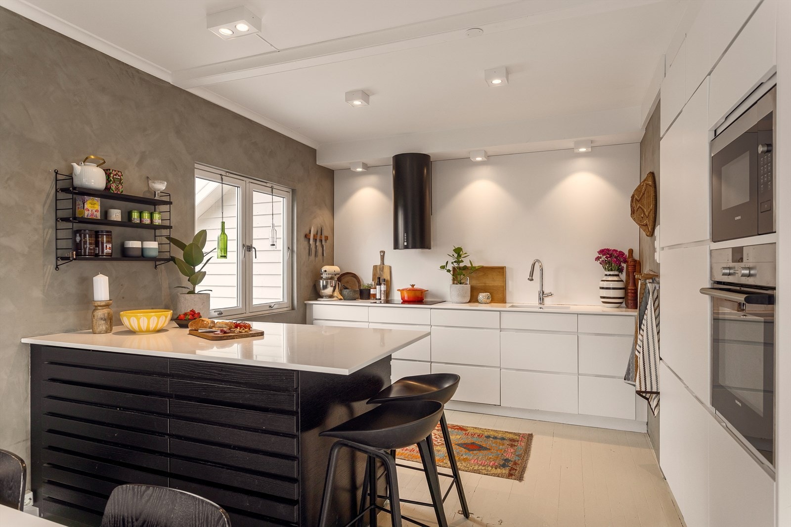 Integrerte hvitevarer fra Siemens/Bosch og Røroshetta kjøkkenventilator med avtrekk ut av yttervegg. Galleribilde