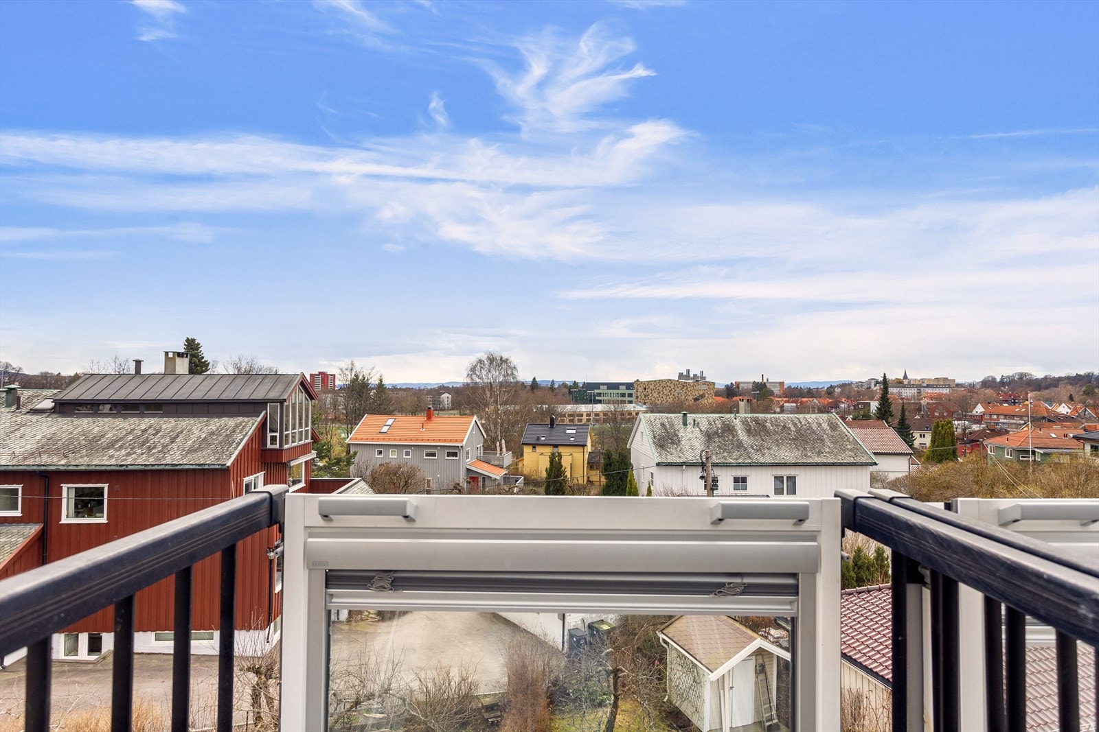 I forbindelse med utbyggingen/innredningen av loftet i 2004 ble det også montert inn Velux Takaltan vinduer. Dette gir en unik balkongopplevelse på loftet. Galleribilde