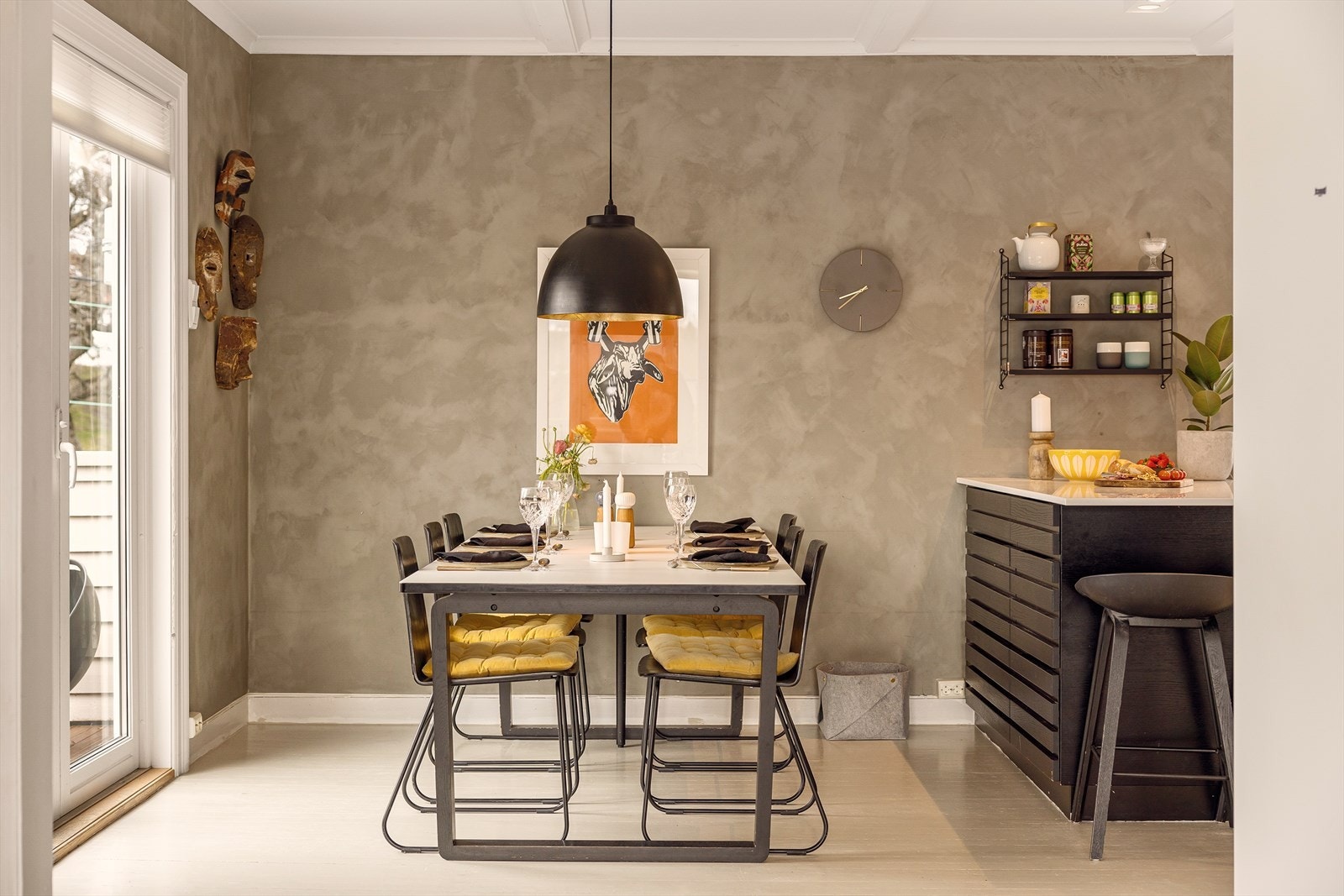 Her har du mulighet for et stort langbord ved å trekke ut mot stuen. Galleribilde