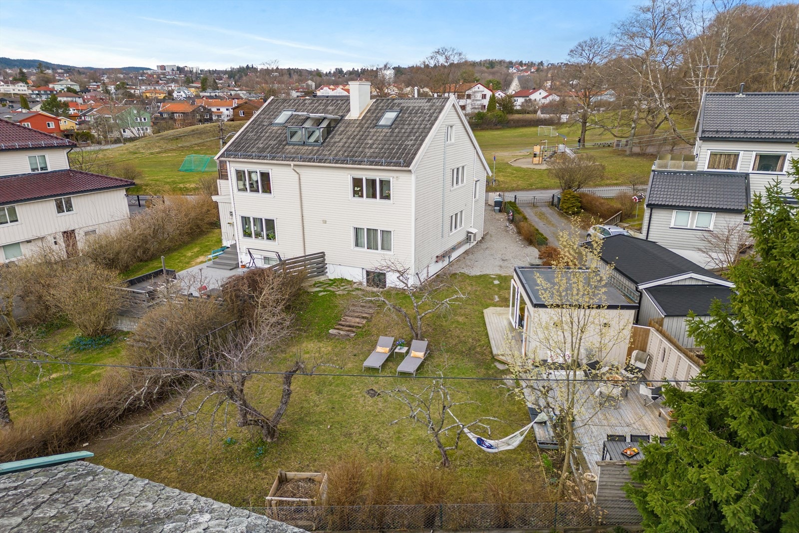 Velkommen til Godals vei 13! Nydelig 2-mannsbolig m/ utbygget loft og pent opparbeidet hage med utestue. Egen inngang i 1. etasje og parkering rett utenfor husdøren. Galleribilde