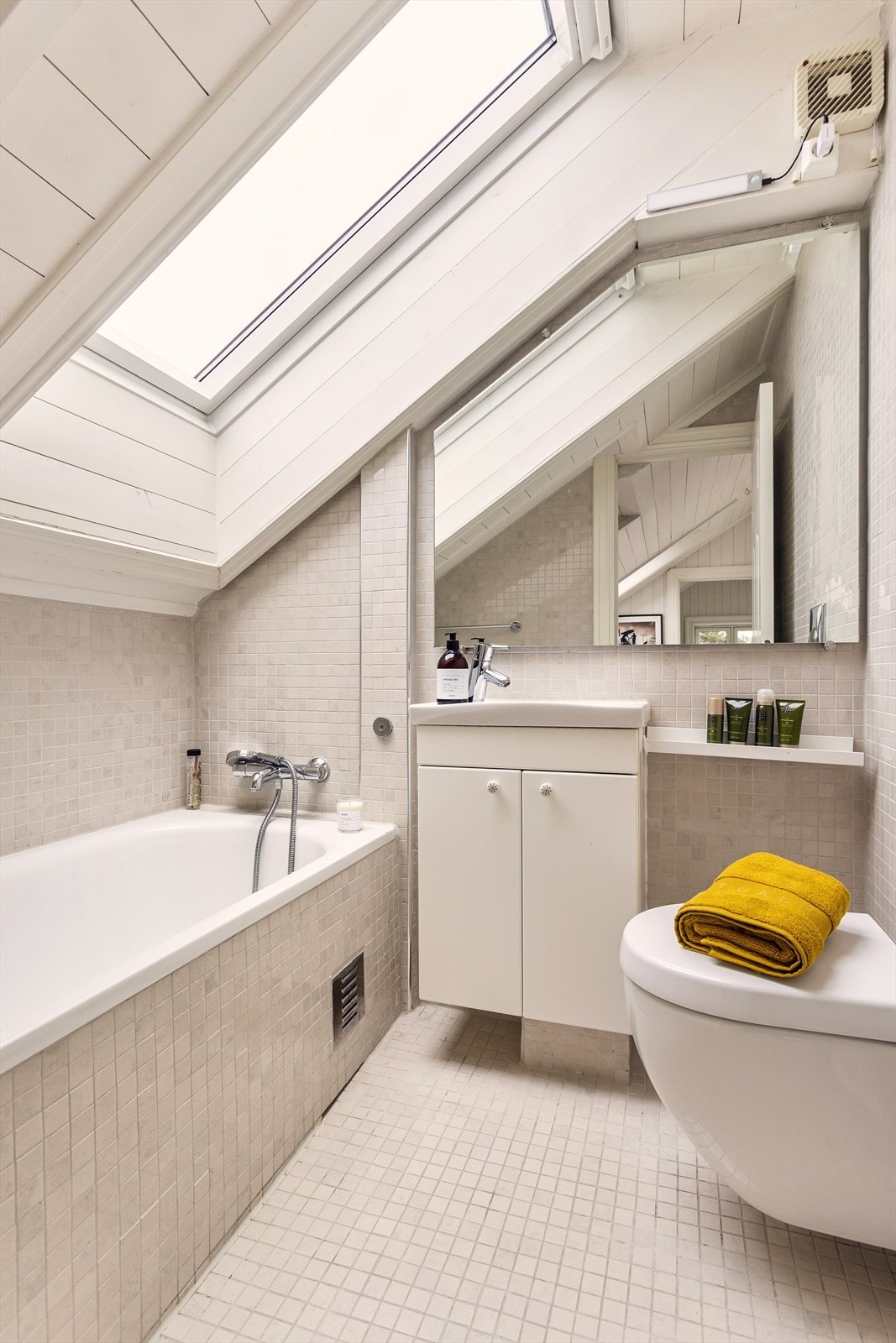 Flott opparbeidet bad fra 2005 med innfliset badekar. Galleribilde