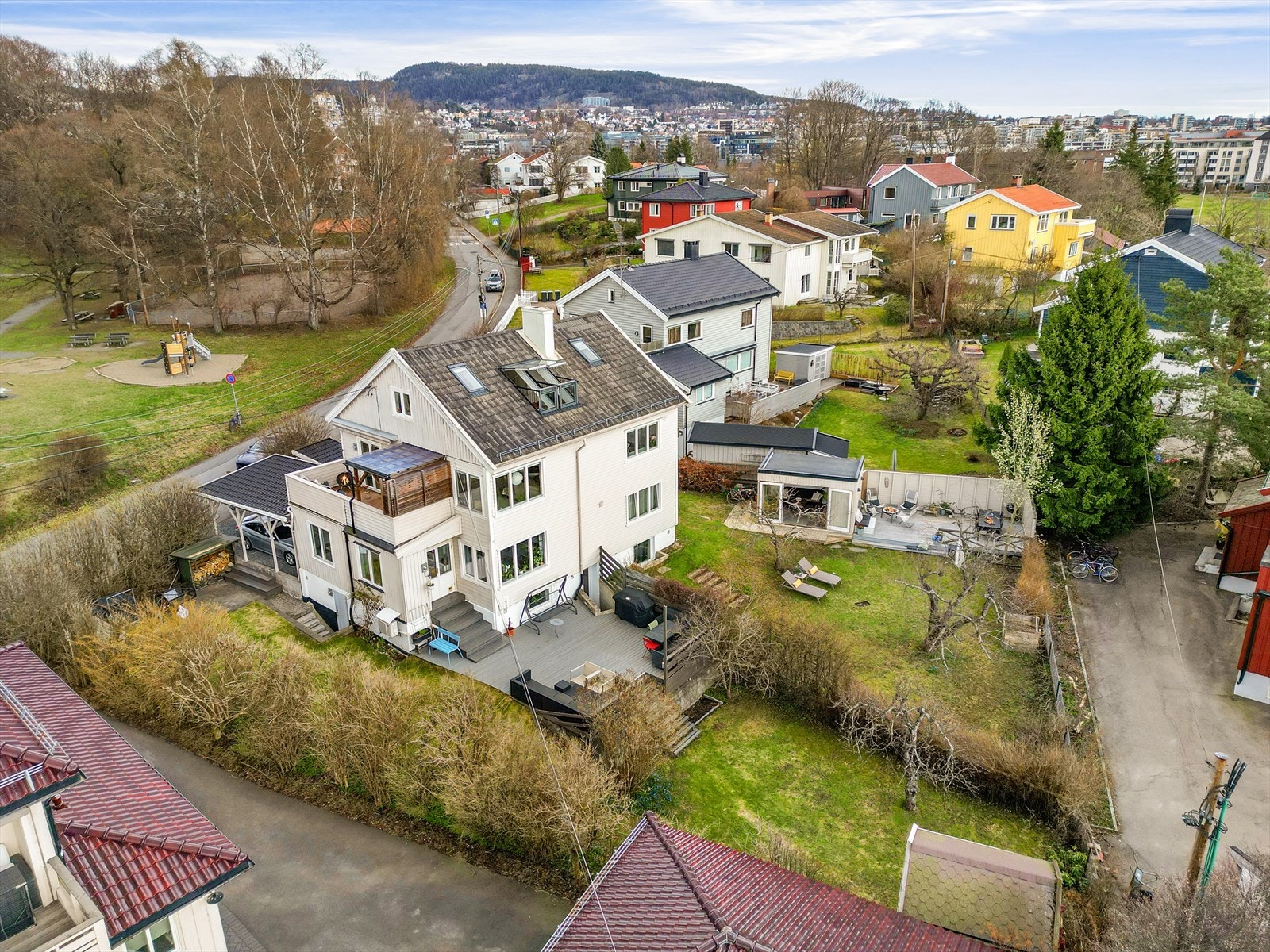 Boligen befinner seg i et svært barnevennlig, trygt og hyggelig nabolag på populære Bakkehaugen. Galleribilde