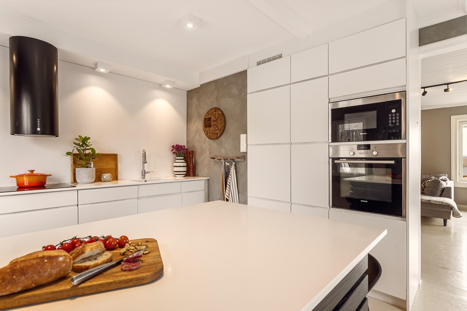 Meget god skapplass på kjøkkenet. Galleribilde