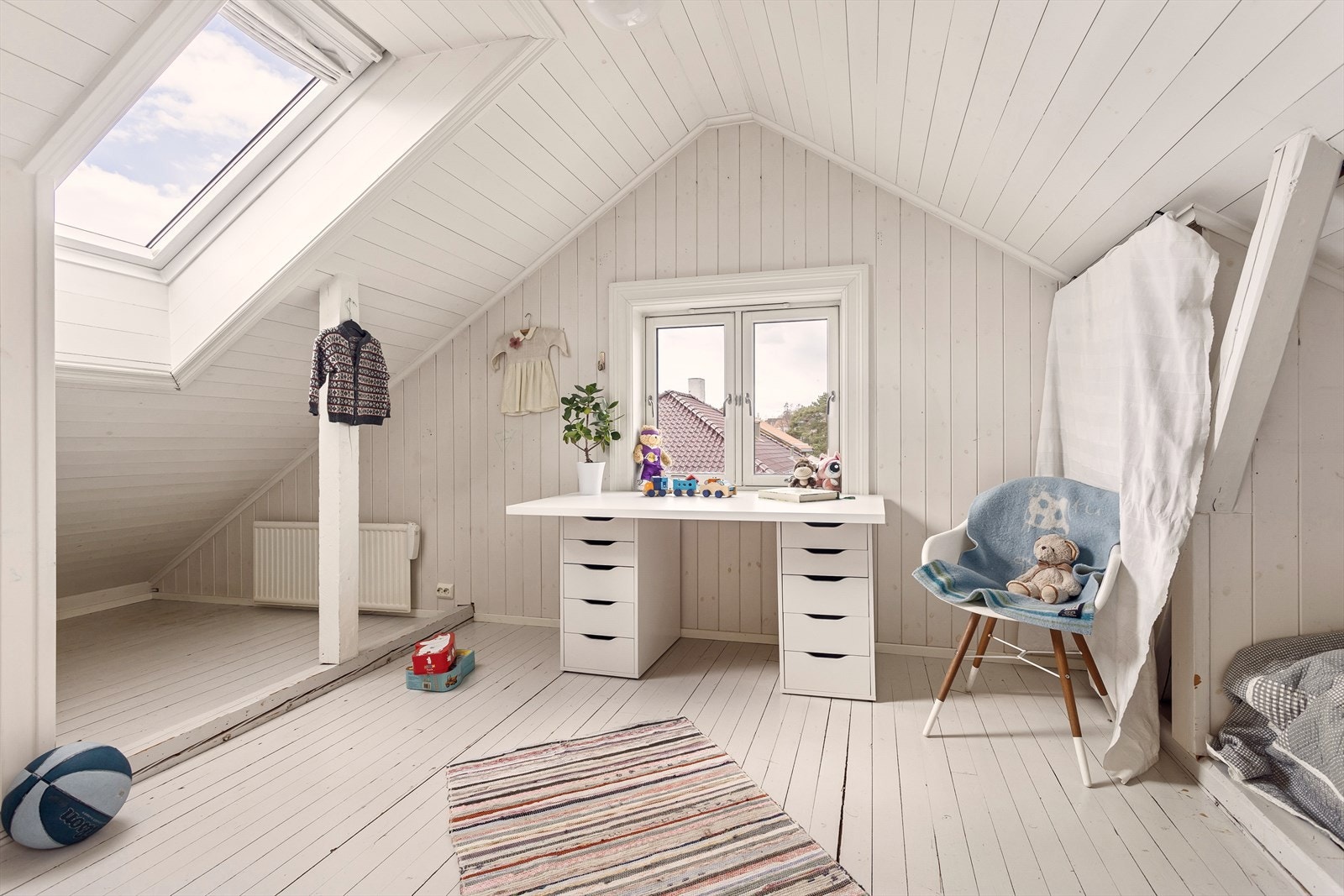 Stort soverom på loftet, her er det god plass til både leker og oppbevaring. Galleribilde