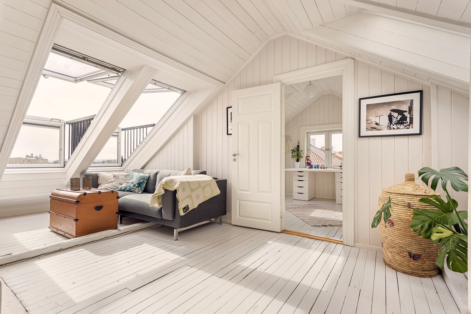 Denne etasjen er den perfekte etasjen for barna/ ungdommen. Romslig loftstue hvor barna kan herje og leke så mye de vil, mens de voksne slapper av i 2. etasje. Galleribilde