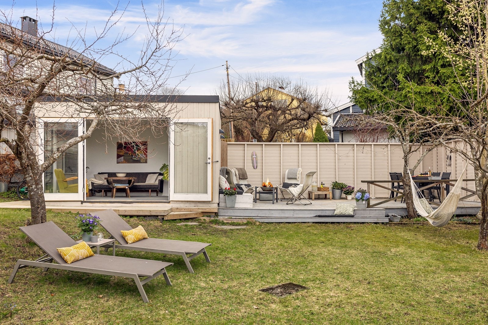 Selger har bygget en hyggelig utestue på ca 15 kvm i hagen. Galleribilde