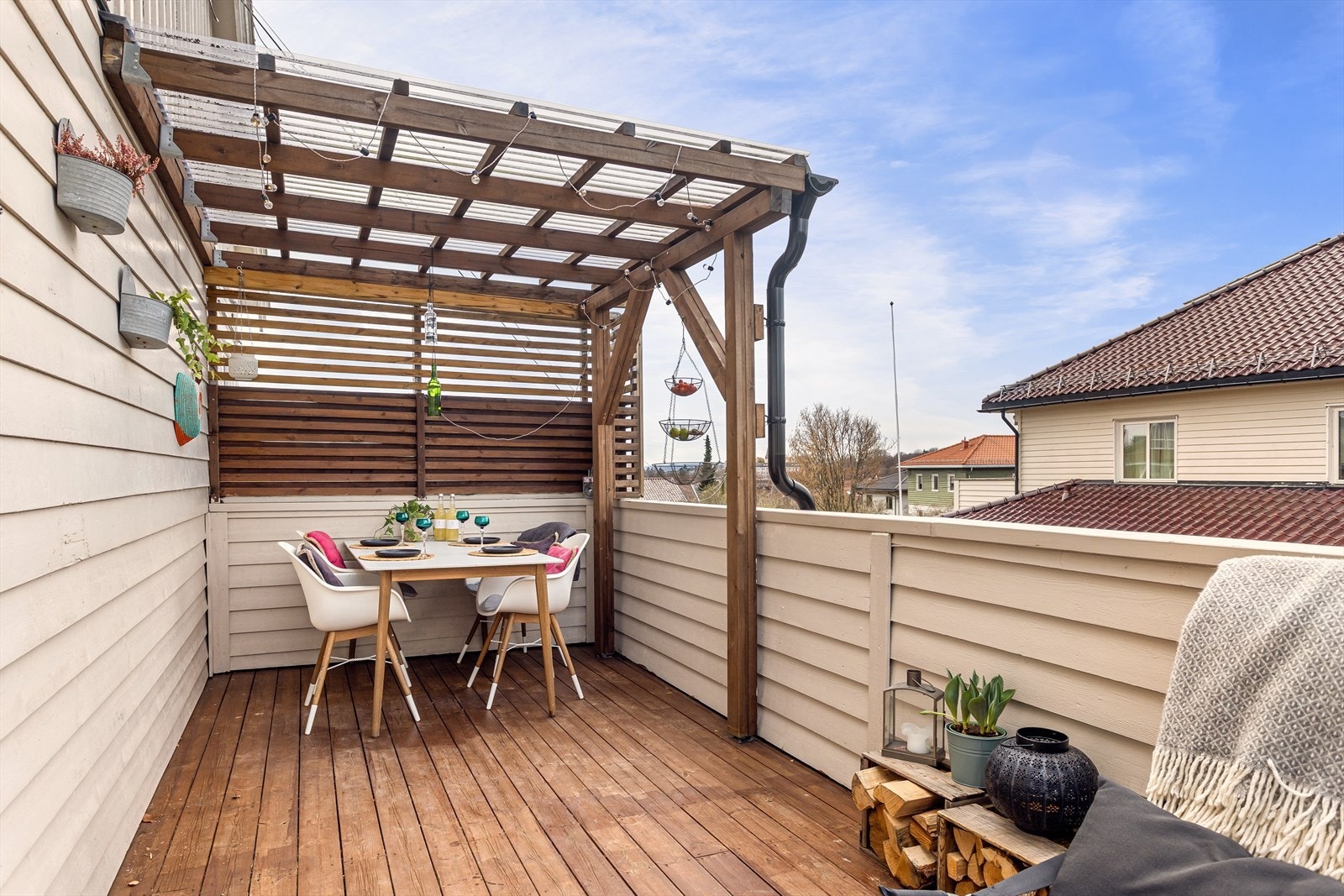 Vestvendt terrasse som er delvis overbygget. Her kan du nyte fantastisk ettermiddag og kveldssol. Galleribilde