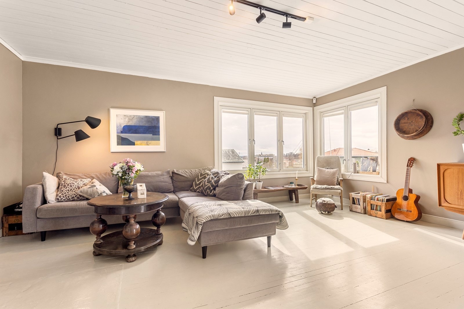 Stuen er malt i tidsriktige og delikate farger og oppleves som særdeles lys og romslig. Galleribilde