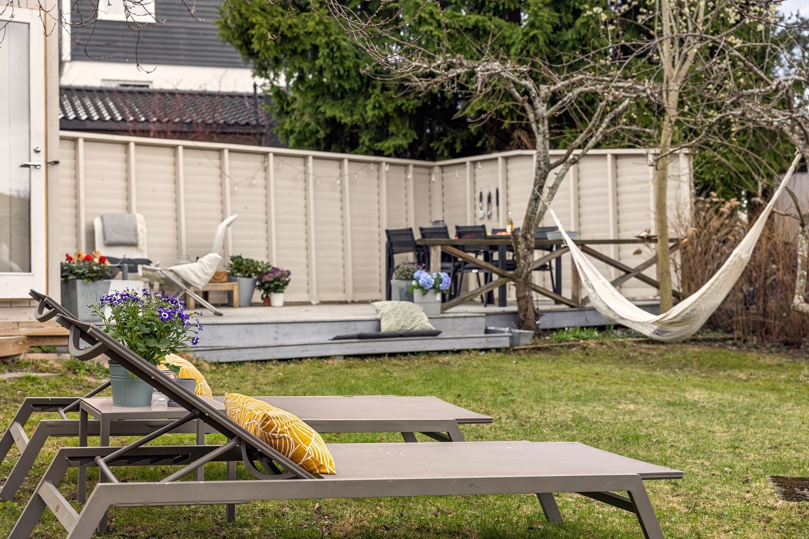 Terrassen oppleves som godt skjermet med levegg mot naboer. Galleribilde