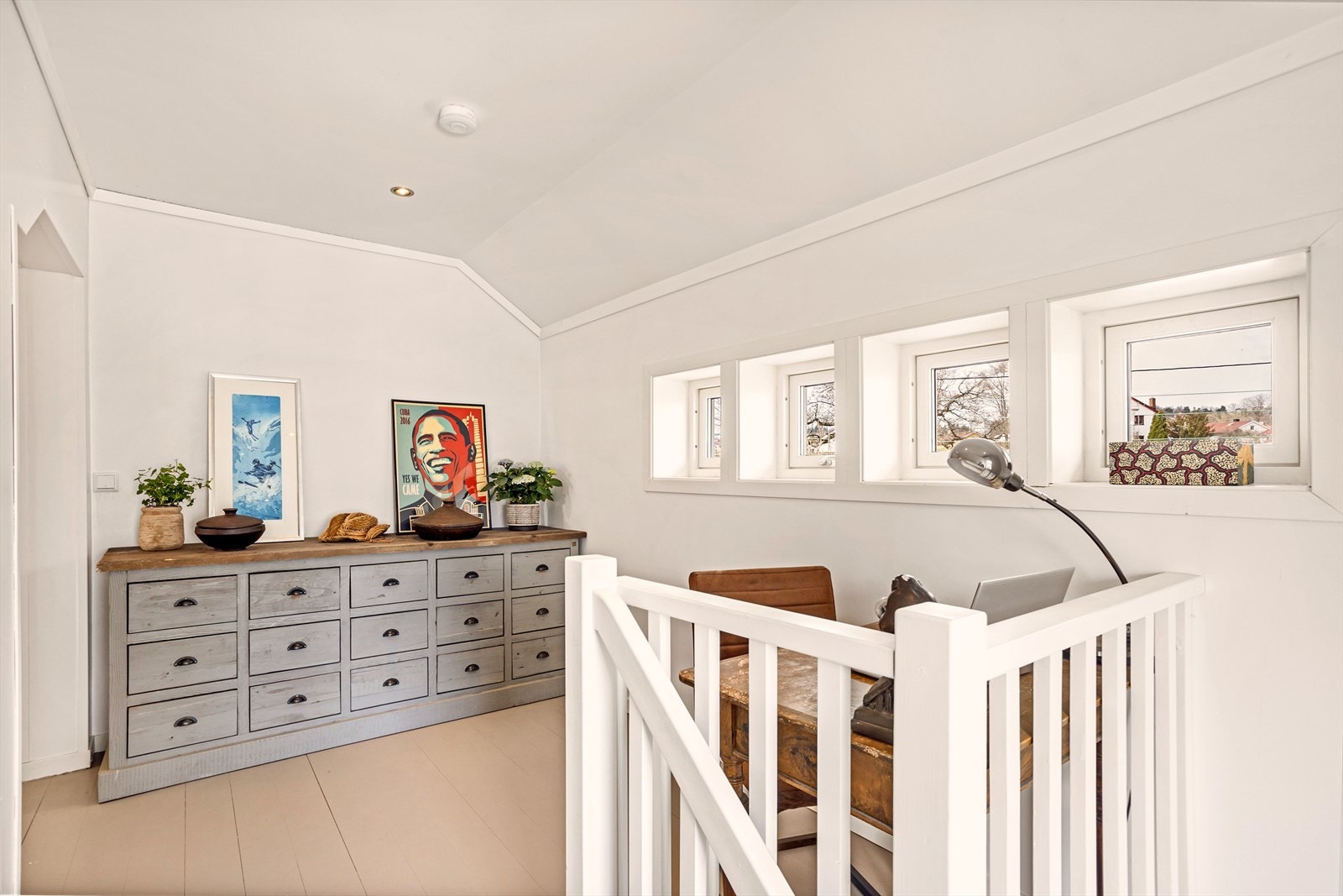 Romslig gang med downlights. Galleribilde