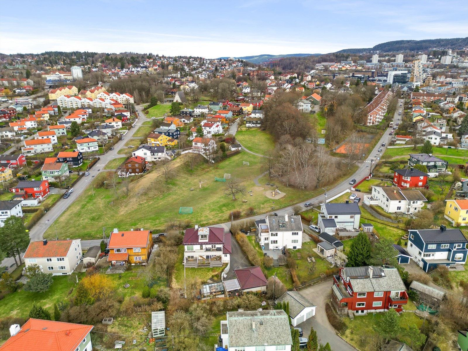 Godalsparken rett utenfor boligen er et samlingspunkt for barn i alle aldre, med lekepark, skøytebane, løkkefotball og barnebursdager. Galleribilde
