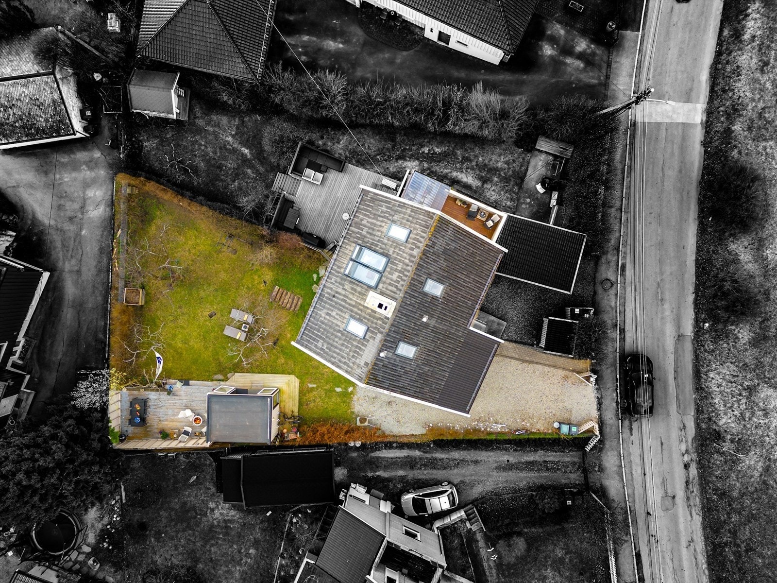 Den fargelagte delen utgjør alt denne seksjonen disponerer. Parkering rett utenfor husdøren, flotte og pent opparbeidete utearealer, egen inngang i 1. etg., deretter hele 2. etasje og loft. Galleribilde