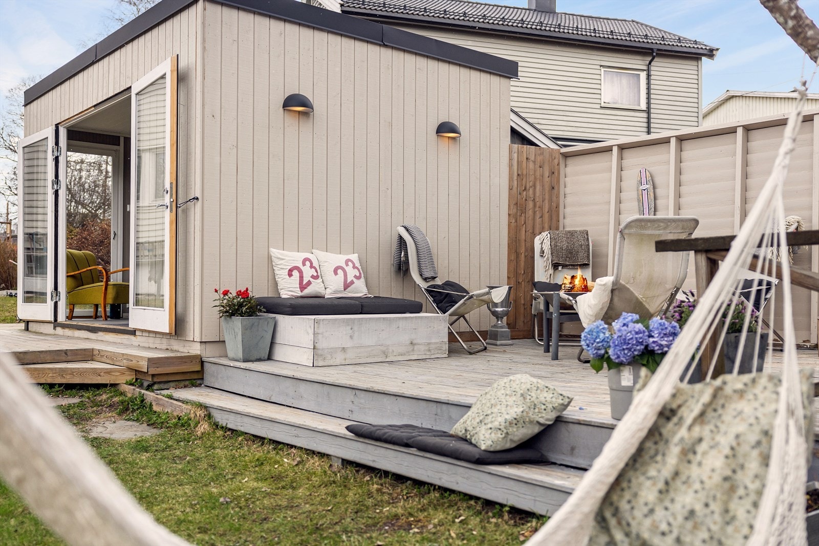 Det er montert utebelysning på veggen mot utestuen. Galleribilde