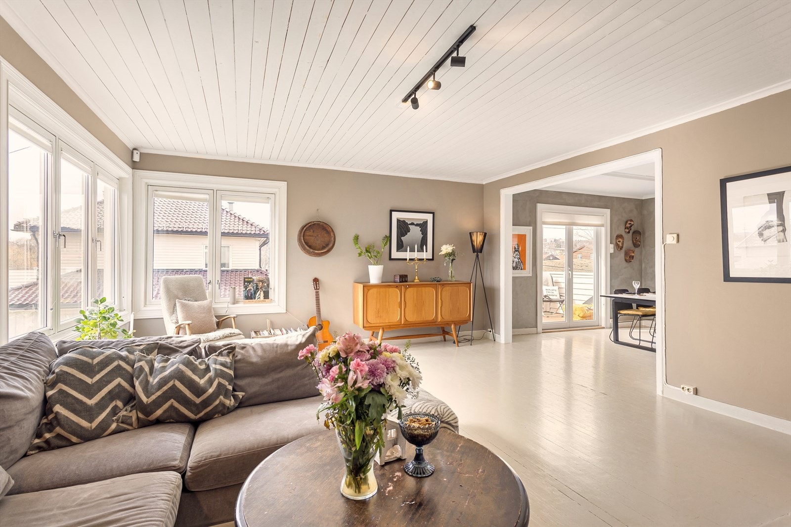 Romslig og åpen stue med stor åpning mot spisestue og kjøkken. Galleribilde