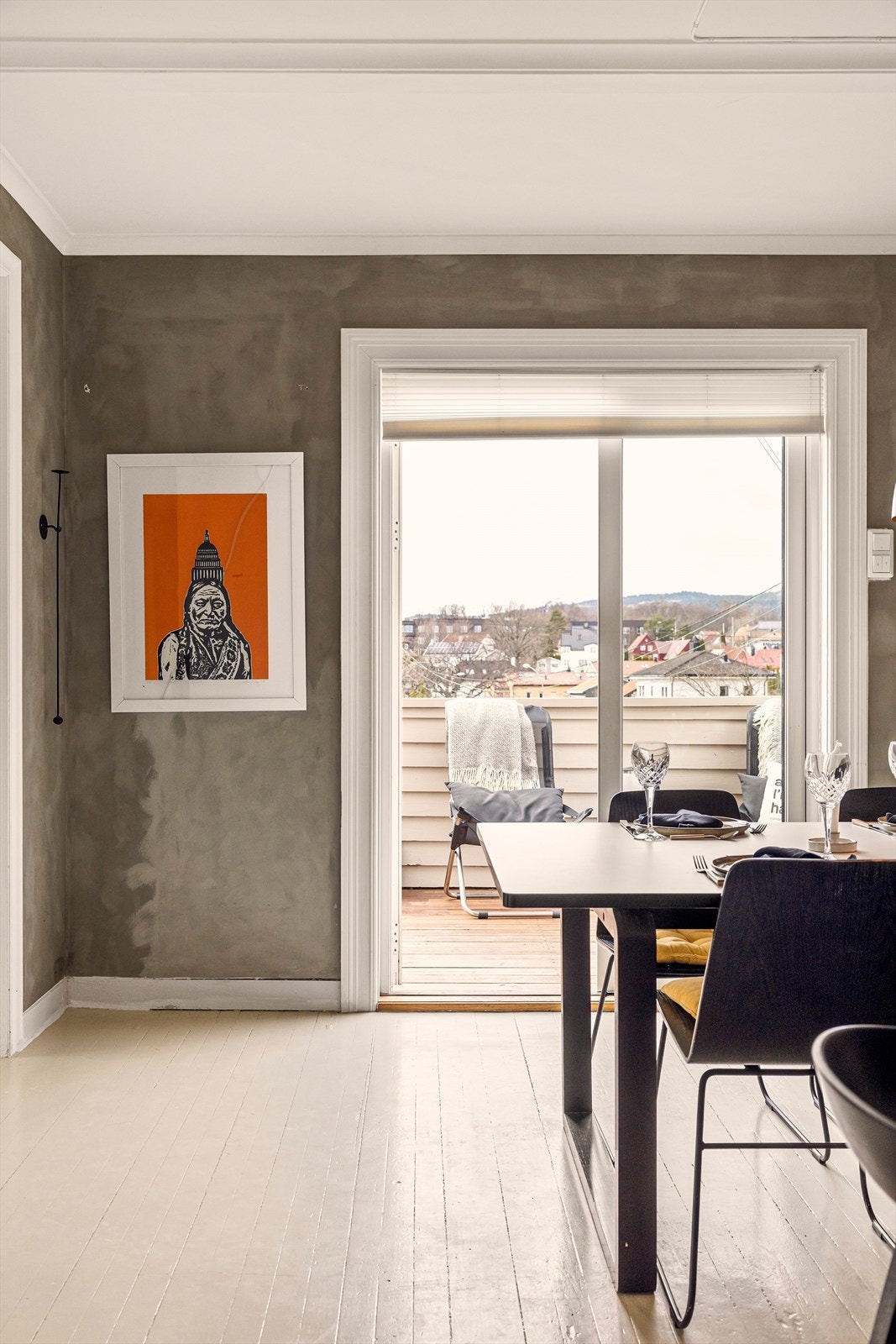 Terrasse med utgang via to-fløyet glassdør fra kjøkken. Galleribilde