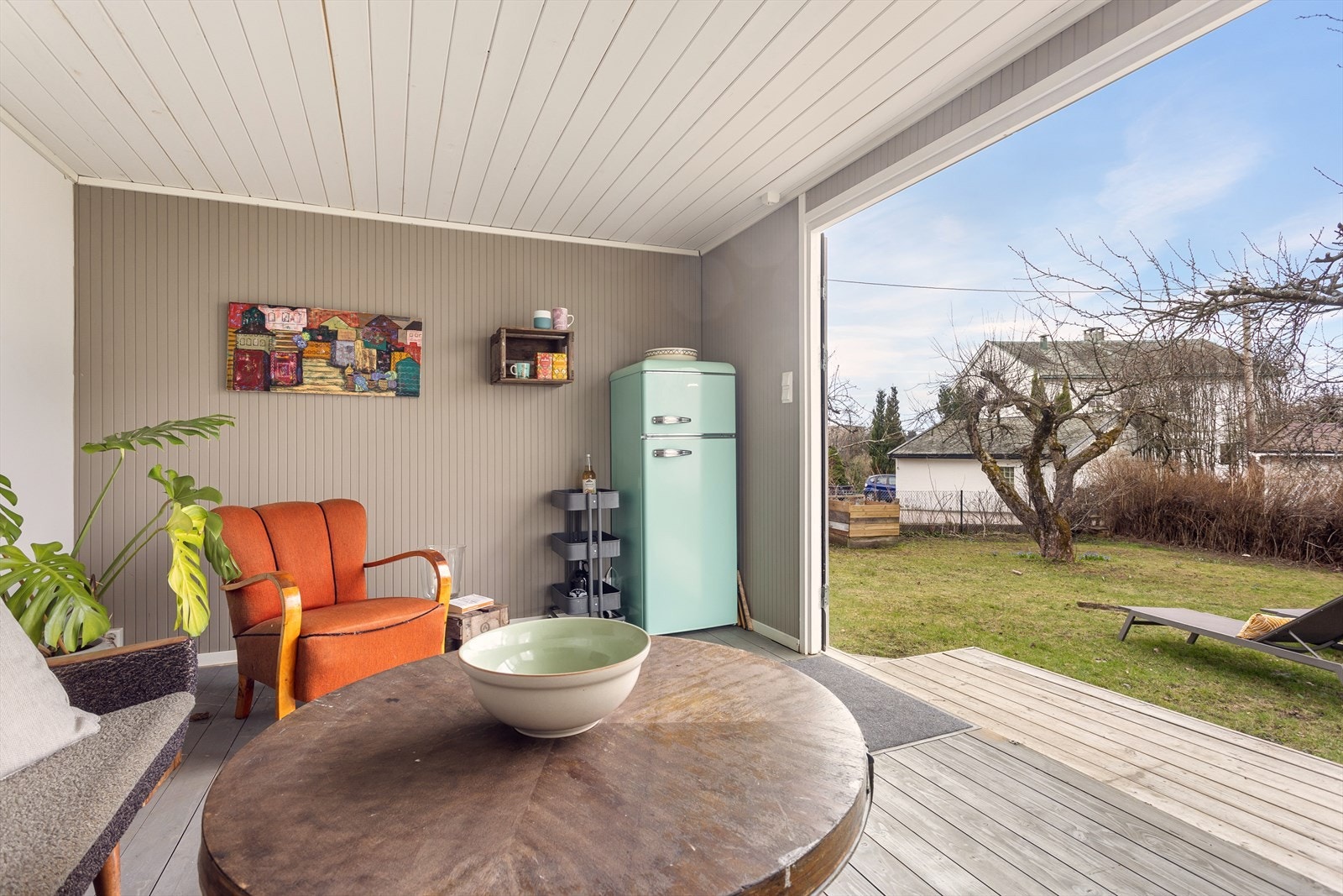 Vegger og tak er isolert, og det er montert store skyvedører (utestuen er ikke byggemeldt da den ikke er søknadspliktig). Galleribilde