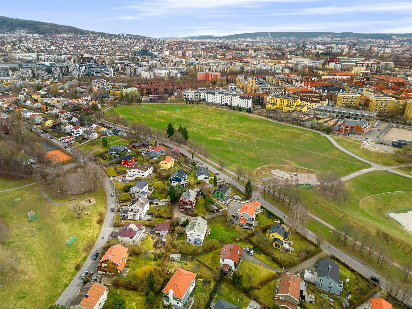 Boligen (markert med rød pil) ligger meget attraktivt og rolig til på populære Bakkehaugen, midt mellom Godalsparken og Voldsløkka. Galleribilde