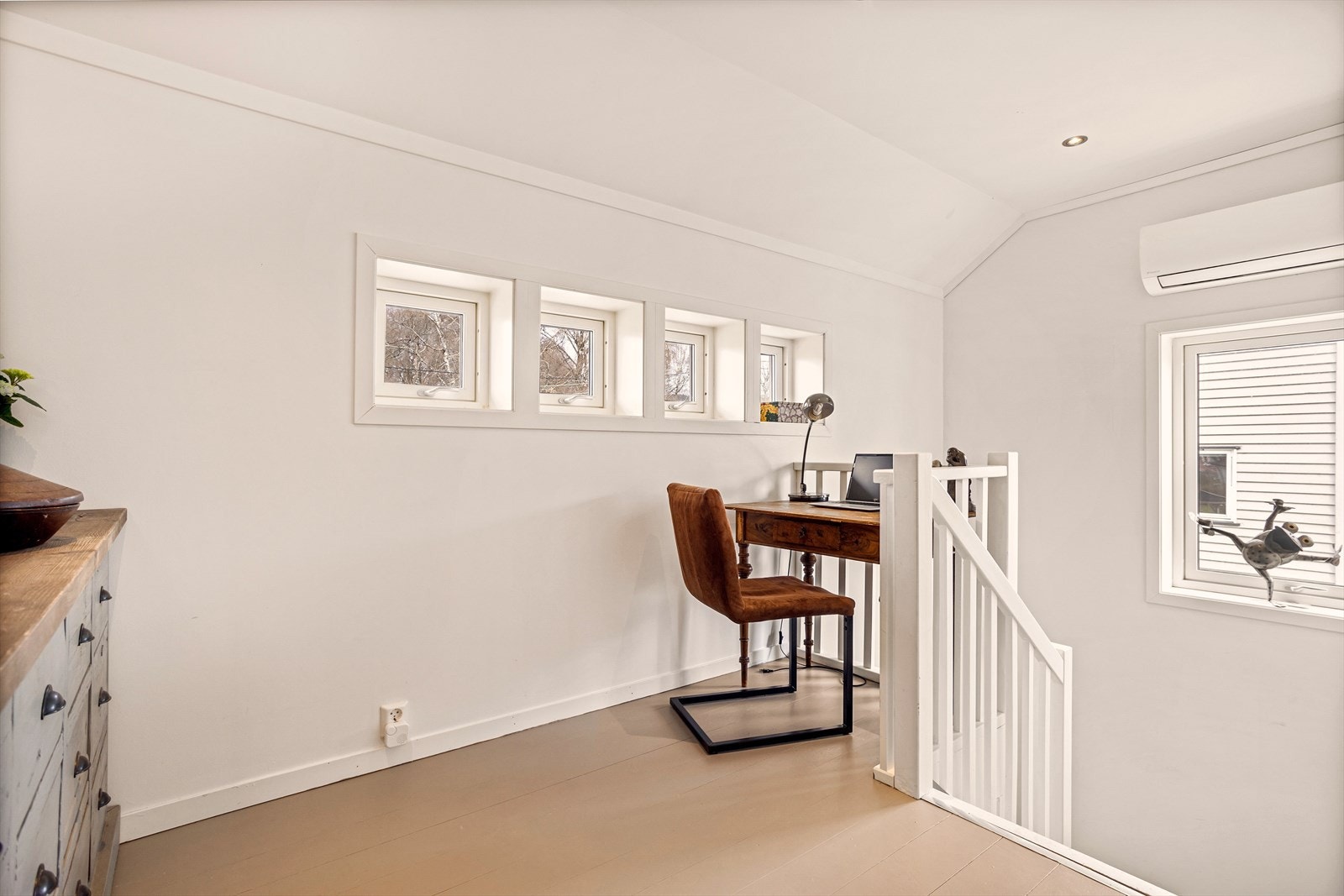 Varmepumpe (luft-luft) i trappegang montert i 2017. Dette er også et perfekt rom for hjemmekontor eller ekstra oppbevaring/garderobeskap. Galleribilde