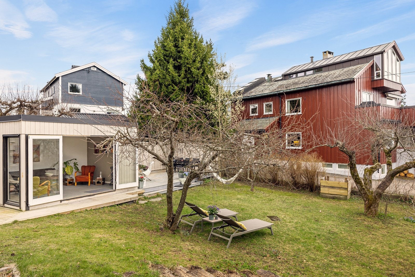 Boligen disponerer en stor flott hage med flere fruktrær og en skjermet flott terrasseplatting og utestue. Galleribilde