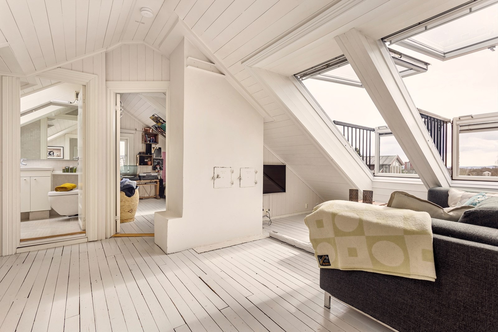 Meget praktisk innredet med 2 soverom, bad og loftstue. Alt det en storfamilie trenger! Galleribilde