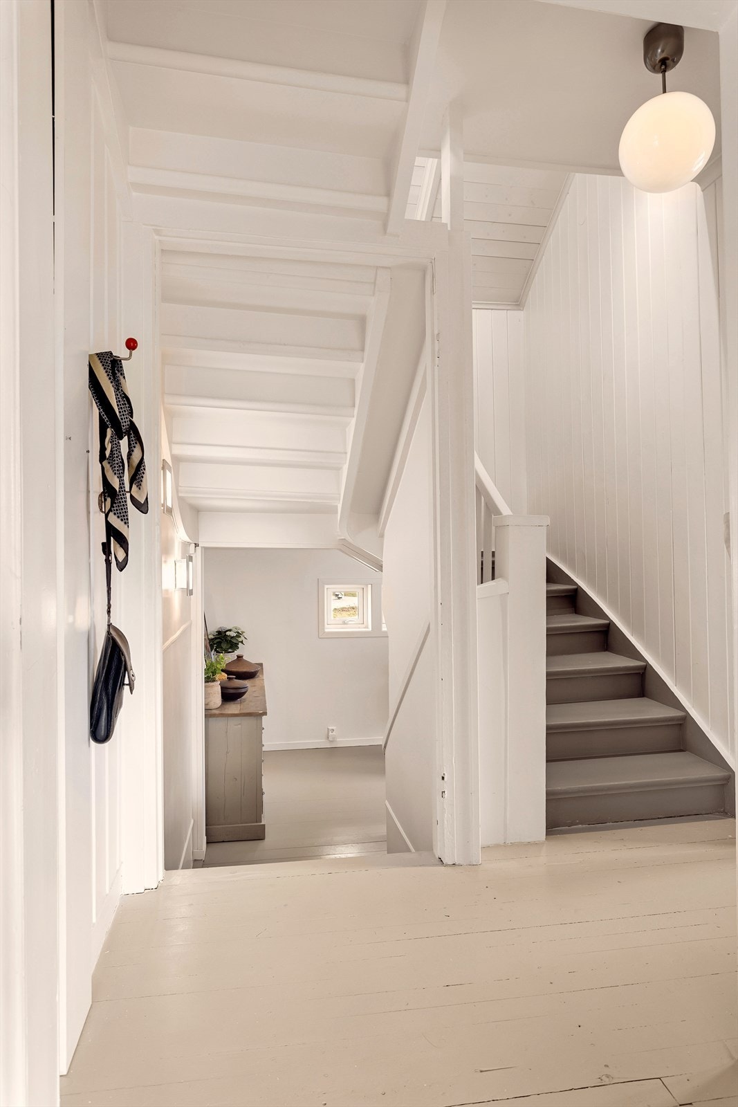 Før vi går opp til loftet tar vi en siste titt over gangen og trapperommet. Galleribilde