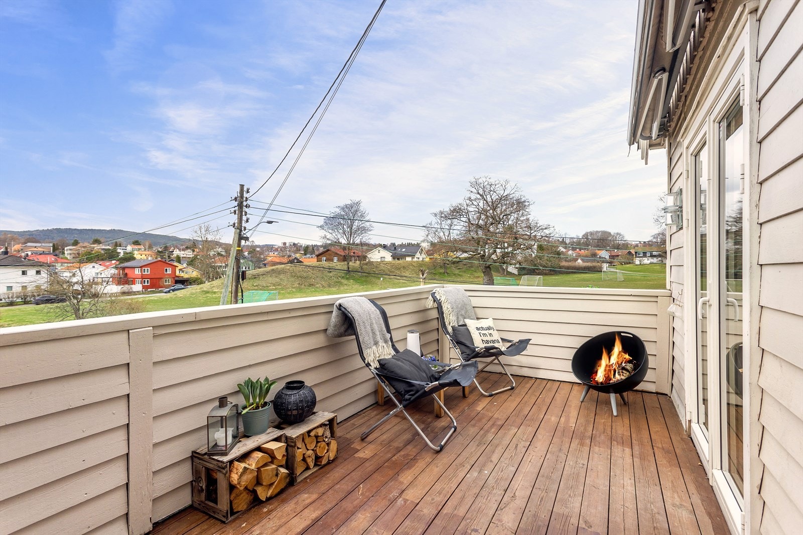 Terrassen opplyses å ha blitt utvidet med omtrent dobbelt bredde i 2012. Den er solrik med god og luftig utsikt mot Godalsparken og opp mot Holmenkollen. Galleribilde