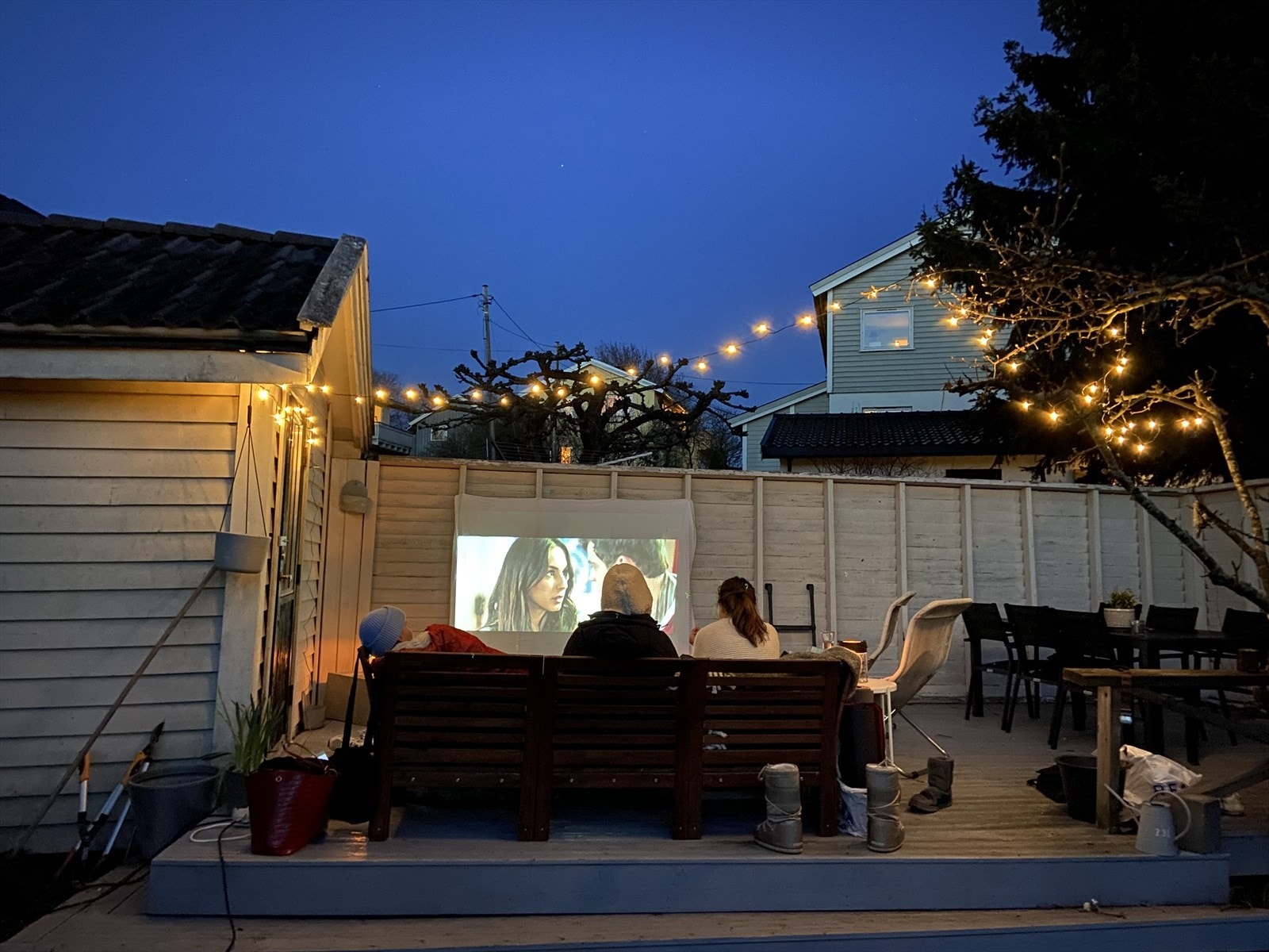 Stemningsbilde fra terrasse med utekino og belysning. Galleribilde