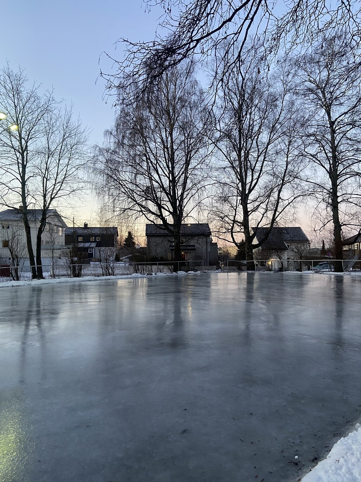 På vinterstid blir det anlagt en liten skøytebane rett utenfor døren i Godalsparken. Galleribilde