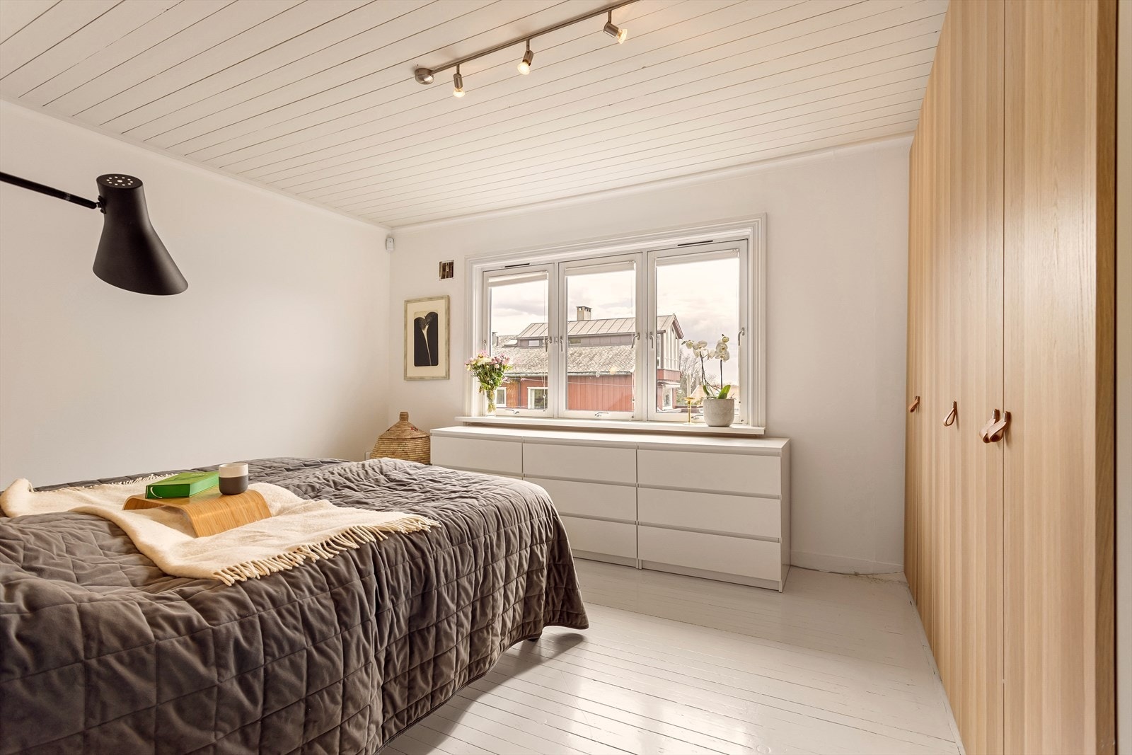 I 2. etg. finner du også mastersoverom, her er det plass til stor dobbeltseng og godt med garderobeskap som medfølger boligen. Galleribilde