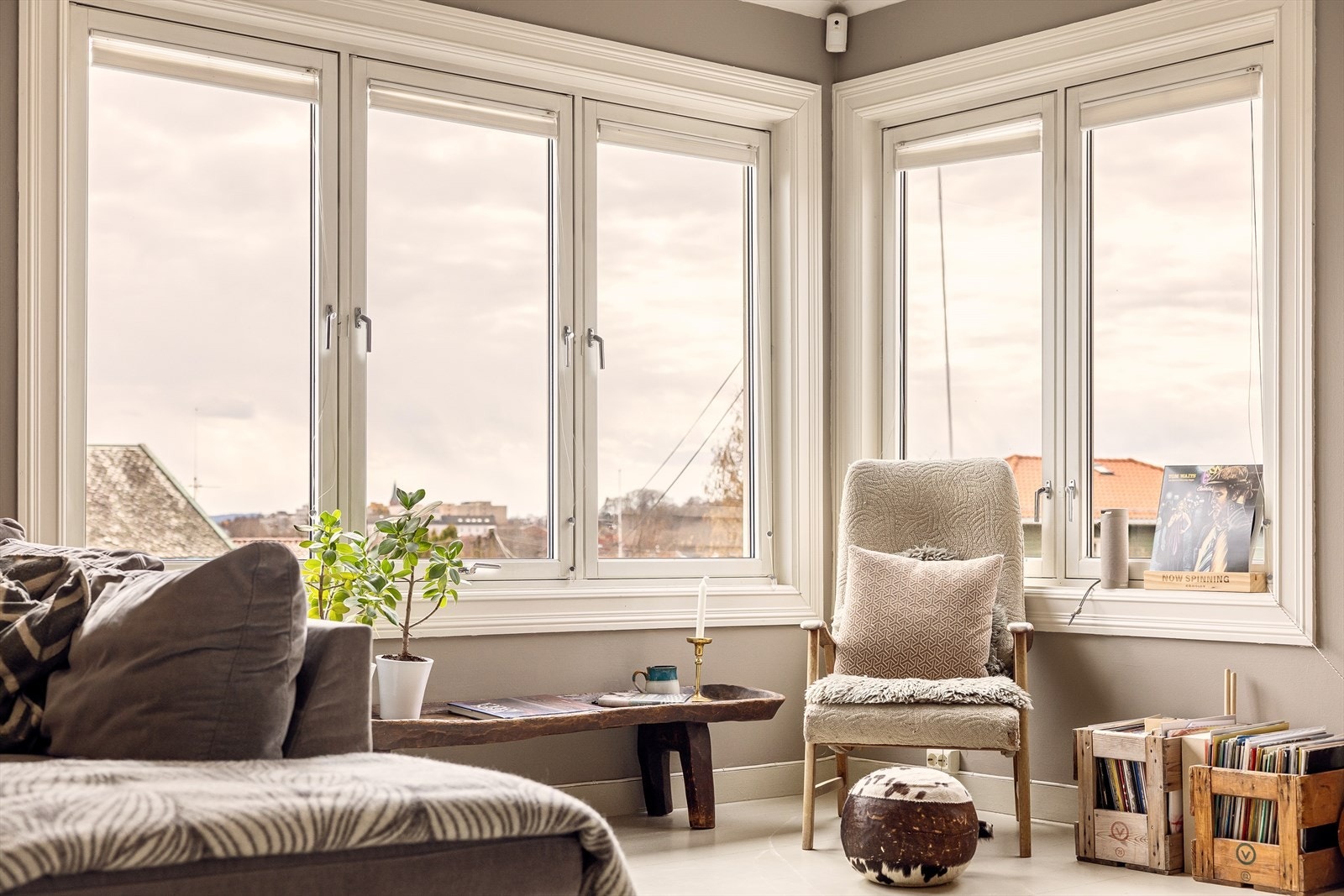 Vinduer av 2-lags isolerglass, her har man en flott atmosfære da de romslige vinduene slipper inn mye lys. Galleribilde