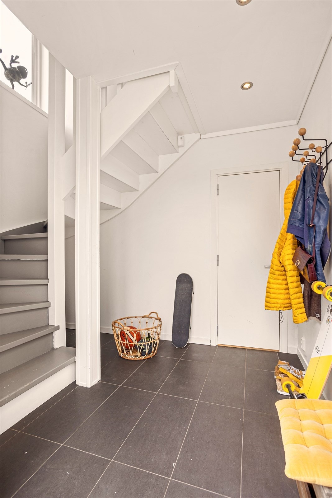 Romslig gang i 1. etasje med trapp opp til 2. etasje. Døren i front fører til felles kjeller, hvor denne seksjonen også disponerer bodareal. Galleribilde